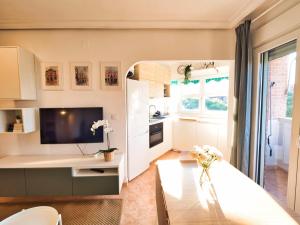 O bucătărie sau chicinetă la Ático Azalea - Corazón del Carmen, doble balcon, wifi