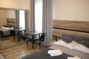 Posteľ alebo postele v izbe v ubytovaní Hotel 1