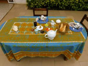 una mesa con una tetera y un set de té. en Villa Ty Milyn Mazela SA en Dakar