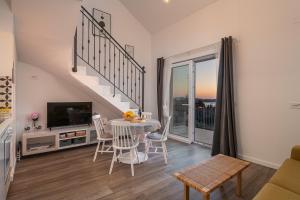 Televízia a/alebo spoločenská miestnosť v ubytovaní Apartments Villa Maria