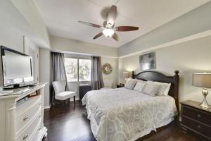 Llit o llits en una habitació de 123 Forest Beach Villas