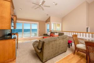 sala de estar con sofá y mesa en 61 Dune Lane, en Hilton Head Island