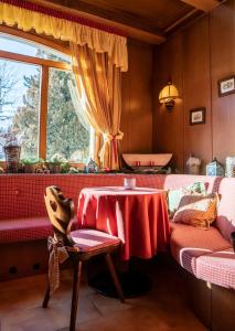 Hotel Bellavista في بونتي دي لينو: غرفة طعام مع طاولة ونافذة