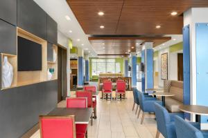 A restaurant or other place to eat at Holiday Inn Express & Suites Salisbury, an IHG Hotel