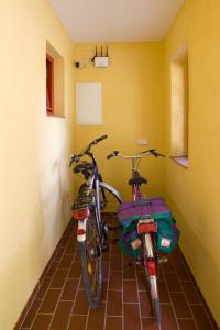 two bikes parked in a room with yellow walls at Kulturgasthof Alte Reederei in Fürstenberg-Havel