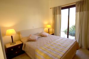 Łóżko lub łóżka w pokoju w obiekcie Amathousia Villa with private pool and sea view