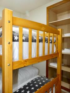 Bunk bed o mga bunk bed sa kuwarto sa APARTAMENT Encantador al Centre de Vic APTGARBI