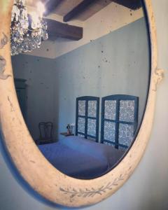 een spiegel van een slaapkamer met een bed en ramen bij Il Nido exclusive apartment Parma in Parma