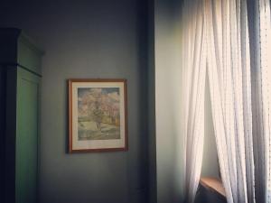 ein Bild, das an einer Wand neben einem Fenster hängt in der Unterkunft Boutique Apartment Podere Merlo in Parma