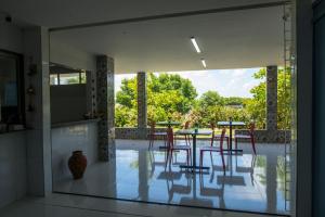 嘎林海斯港Pousada Porto Sol的厨房兼餐厅，配有桌椅