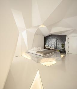 um quarto com uma cama num quarto com paredes brancas em LeBlanche no Porto