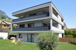 テルメーノにあるFamily Apartment Juliaの庭付白家
