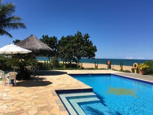 uma piscina com vista para a praia em O Costão do Sol em Balneário Camboriú