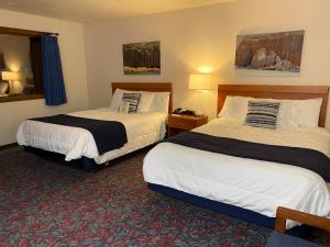 - une chambre d'hôtel avec 2 lits dans l'établissement Cedar Motor Inn, à Marquette