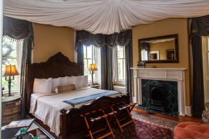 Ein Bett oder Betten in einem Zimmer der Unterkunft Eliza Thompson House, Historic Inns of Savannah Collection