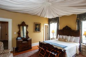 Ein Bett oder Betten in einem Zimmer der Unterkunft Eliza Thompson House, Historic Inns of Savannah Collection