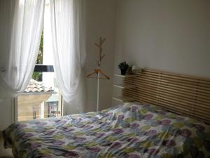 Een bed of bedden in een kamer bij Nuitées Aixoises