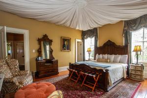 - une chambre avec un grand lit à baldaquin dans l'établissement Eliza Thompson House, Historic Inns of Savannah Collection, à Savannah