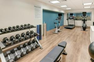 Fitness centrum a/nebo fitness zařízení v ubytování Holiday Inn Express & Suites West Long Branch - Eatontown by IHG
