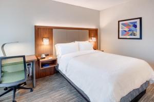 Postel nebo postele na pokoji v ubytování Holiday Inn Express & Suites West Long Branch - Eatontown by IHG