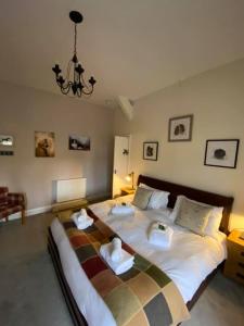 um quarto com uma cama grande e toalhas em The Buck Inn, Malham em Malham