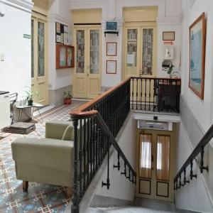 uma sala de estar com uma escada e um sofá em Hotel La Piedad em Buenos Aires