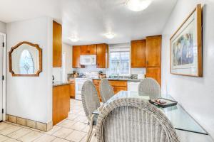 cocina con mesa de cristal y sillas en Shell Cottage, en King Salmon