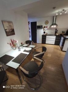 eine Küche und ein Esszimmer mit einem Tisch und Stühlen in der Unterkunft Apartment Wesseling Nauerz in Wesseling