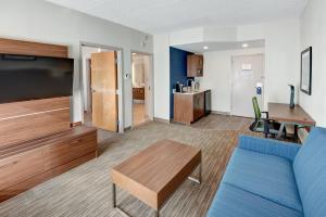 Kuchyň nebo kuchyňský kout v ubytování Holiday Inn Express & Suites West Long Branch - Eatontown by IHG