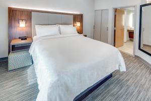 Postel nebo postele na pokoji v ubytování Holiday Inn Express & Suites West Long Branch - Eatontown by IHG