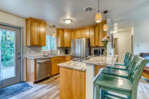 una cocina con armarios de madera y electrodomésticos de acero inoxidable en The Beverly Home en Bandon