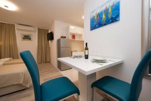 um quarto com uma mesa e cadeiras e uma cama em Apartments Maraton em Split