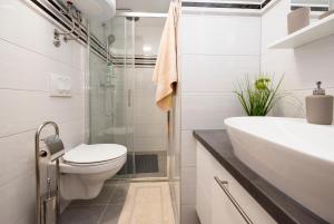 une salle de bains avec toilettes, lavabo et douche dans l'établissement Apartments Maraton, à Split 18 autres photos