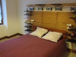 a bedroom with a bed with two pillows on it at Joli Appartement de Vacances in Chémery