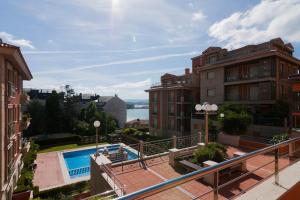 Bazén v ubytovaní Residencial Vicaño VUT-PO-03856 alebo v jeho blízkosti