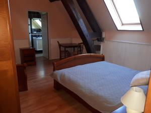 Tempat tidur dalam kamar di La Sénonaise