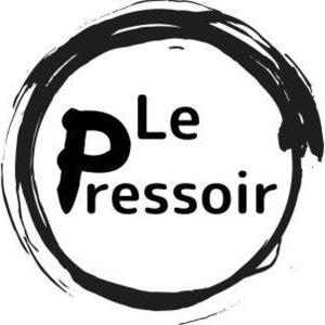 ドリュ・ドレロンにあるLe Pressoir - Gîtes et meublés de tourisme - 2 étoilesの白黒の円