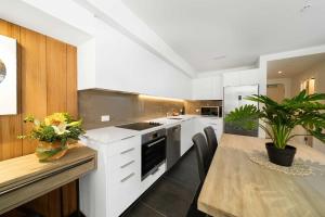 A kitchen or kitchenette at Mara Apartment @ the base of Coronet Peak