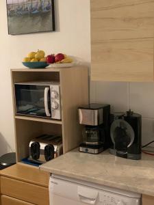 uma cozinha com um balcão, comodidades para preparar café e um micro-ondas em Las Entinas em Almerimar
