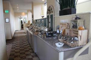 uma cozinha com um balcão longo com lavatórios e sem intenção em Omni Corpus Christi Hotel em Corpus Christi