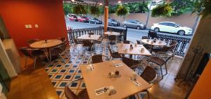 Un restaurante o sitio para comer en Hotel Azteca Inn