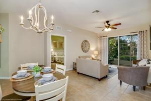 uma sala de jantar e sala de estar com mesa e cadeiras em Disney Bunk Room--Windsor Hills em Orlando