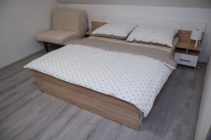 En eller flere senge i et værelse på Vinný sklep u Malíků