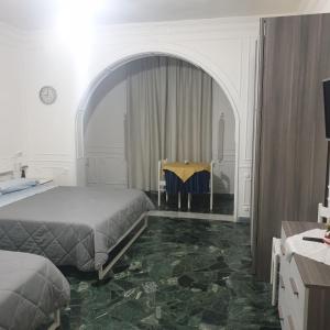 una camera con un letto e un tavolo di B&B GANAJ - Corso Italia 89 - BARI a Bari