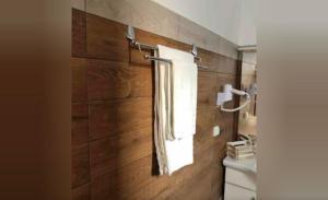 Um banheiro em Grande Blue Suites with private bay