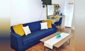 Uma área de estar em Grande Blue Suites with private bay