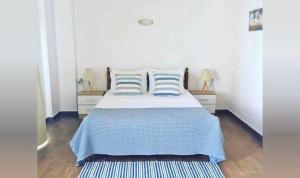 Cama ou camas em um quarto em Grande Blue Suites with private bay