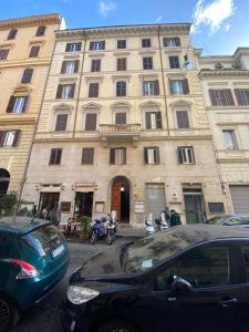 ローマにあるRione Monti Homeの車が目の前に停まった大きな建物