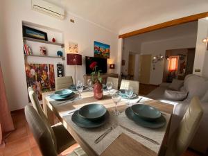 uma sala de jantar com mesa e cadeiras e uma sala de estar em Casa Vacanze Antico Cassaro em Palermo