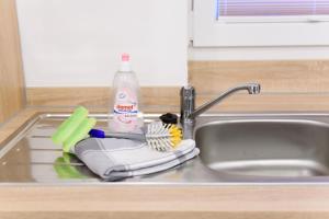 un fregadero con cepillos de dientes y una botella de detergente en Ferienwohnung am Westerturm, en Duderstadt